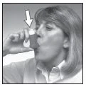Una donna di profilo che beve da un piccolo contenitore con una freccia bianca che punta verso il bordo del contenitore stesso