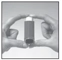 Due mani tengono verticalmente un flacone cilindrico scuro con un tappo bianco per mostrarne l'utilizzo o il confezionamento