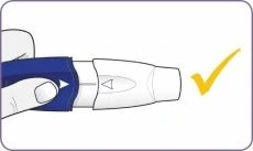 Одна рука держит сине-белое медицинское устройство, при этом жёлтая галочка указывает на правильную процедуру выполнения