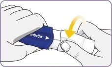 Две руки в перчатках удаляют белый защитный элемент с сине-белого медицинского устройства, при этом жёлтая изогнутая стрелка указывает направление движения