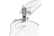 Una mano impugna una penna iniettiva posizionandola sulla pelle del corpo, con una freccia nera che indica il movimento verso il basso