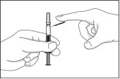 Una mano tiene verticalmente una siringa mentre l'indice dell'altra mano spinge un ago verso la parte superiore del cilindro per l'iniezione