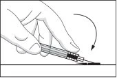 Una mano tiene una penna iniettore orizzontalmente e la punta viene premuta contro una superficie piana seguendo una freccia curva verso il basso