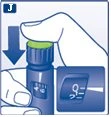 Una mano preme verso il basso il cappuccio verde di un dispositivo medico blu tenuto fermo dall'altra mano con una freccia che indica il movimento