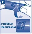 Una mano ruota la parte superiore di una penna iniettore blu per selezionare 2 unità di dosaggio come mostrato nel dettaglio ingrandito