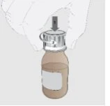 Una mano preme verso il basso un dispositivo metallico sopra il tappo di un flacone di vetro contenente un liquido ambrato