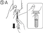 Disegno tecnico che mostra due mani che impugnano una siringa per estrarre il liquido da un flacone con una freccia rivolta verso il basso