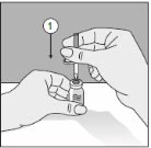 Due mani che tengono un piccolo flaconcino mentre la mano destra inserisce l'ago di una siringa nel tappo con una freccia indicante il movimento verso il basso