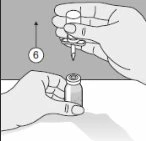 Una mano tiene un flaconcino mentre l'altra inserisce l'ago di una siringa nel tappo con una freccia che indica il movimento verso l'alto