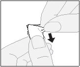 Due mani che tengono e aprono un piccolo involucro bianco con una freccia nera rivolta verso il basso che indica il movimento di apertura