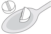 Disegno stilizzato di una compressa intera con linea di frattura accanto a una metà di compressa appoggiata su un cucchiaio
