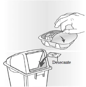 Una mano solleva il coperchio di un contenitore per inserire una bustina di essiccante in un contenitore per lo smaltimento dei rifiuti