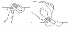 Disegno tecnico che mostra due fasi per l'apertura di una capsula con le dita che premono e separano le due metà del contenitore