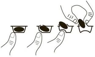 Diagramma che mostra le fasi per rimuovere una capsula da un contenitore premendo con il pollice e impugnandola con le dita
