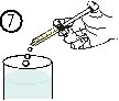 Una mano impugna una siringa per versare del liquido in un contenitore cilindrico con il numero 7 in un cerchio in alto a sinistra