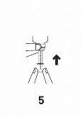 Diagramma tecnico che mostra una mano che impugna una siringa con una freccia nera rivolta verso il basso