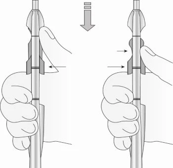 Diagramma che mostra due mani che impugnano un dispositivo medico cilindrico con frecce che indicano il movimento verso il basso e laterale