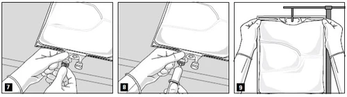 Tre illustrazioni sequenziali mostrano mani guantate che manipolano un sacchetto di infusione e un connettore per preparare il farmaco