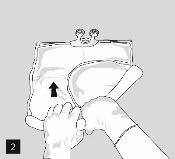 Disegno tecnico che mostra due mani che manovrano un sacchetto medico con una freccia nera rivolta verso l'alto per indicare il movimento