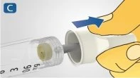 Рука обертає праворуч білу верхню частину медичного пристрою, підключеного до прозорого шприца з градуйованою шкалою