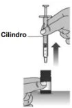 Illustrazione tecnica che mostra una mano che solleva verticalmente un cilindro di una siringa da un flacone di medicinale con una freccia verso l'alto
