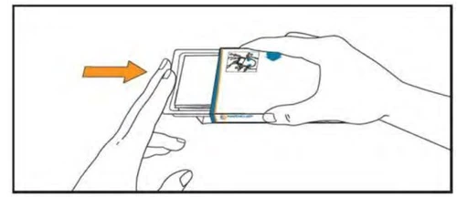 Two hands opening a medication package with an orange arrow indicating the motion to extract the product from the container