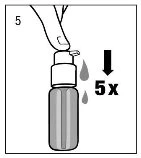 Una mano preme il dosatore di un flacone spray verso il basso per 5 volte con gocce che fuoriescono dal beccuccio accanto a una freccia nera