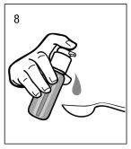 Una mano tiene un flacone inclinato per far cadere una goccia di liquido verso un cucchiaio posto accanto al contenitore