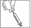 Una mano tiene saldamente la parte superiore di una siringa con ago rivolto verso il basso in una posizione inclinata