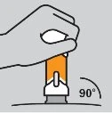 Una mano impugna un dispositivo medico arancione e bianco per applicarlo verticalmente sulla pelle con un angolo di 90 gradi