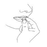 Disegno lineare di una mano che tiene una compressa vicino alle labbra aperte di una persona per l'assunzione del farmaco