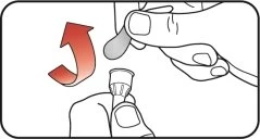 Una mano ruota verso l'alto un tappo grigio per rimuoverlo da un dispositivo medico bianco con una freccia rossa curva che indica il movimento