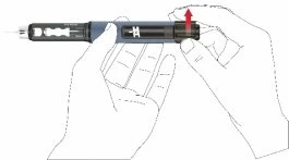 Dwie ręce trzymają poziomą wstrzykniarkę, a kciuk prawej ręki pcha w