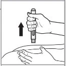 Una mano impugna verticalmente un dispositivo medico sopra la pelle di una coscia, con una freccia nera che indica il movimento verso l'alto
