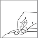 Disegno a linee nere di una mano che tiene un batuffolo di cotone per pulire una zona della pelle prima di un'iniezione