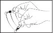 Disegno tecnico che mostra due mani che tengono e manipolano un dispositivo medico con piccoli componenti circolari e linee sottili di connessione