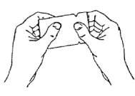 Due mani che tengono e aprono un piccolo involucro rettangolare di carta o bustina per estrarne il contenuto