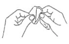 Due mani tengono e aprono con cura un piccolo contenitore o un involucro di plastica per estrarne il contenuto
