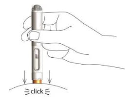 Una mano impugna una penna iniettore cilindrica appoggiandola sulla pelle con una freccia che indica il movimento verso il basso e la scritta click