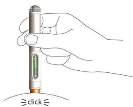 Una mano impugna verticalmente un dispositivo medico a penna appoggiandolo sulla pelle con la scritta click in basso
