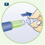 Una mano impugna un dispositivo medico cilindrico verde e blu, con una freccia blu che indica il movimento di inserimento o pressione verso l'alto
