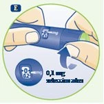 Due mani tengono una penna iniettiva blu con indicazione di dosaggio 0,1 mg e un dettaglio ingrandito della scala graduata sulla punta