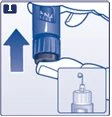 Illustrazione medica che mostra una mano che solleva un dispositivo di iniezione blu verso l'alto con una freccia e un dettaglio dell'ago in basso