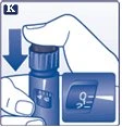 Una mano preme verso il basso il cappuccio blu di un dispositivo medico accanto a un display digitale con un'icona a forma di persona