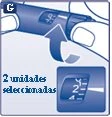 Mani che ruotano la ghiera di una penna iniettore per impostare il dosaggio, con un dettaglio che mostra il numero 2 selezionato sul display
