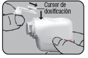 Mani che tengono un dispositivo medico bianco mentre un cursore di dosaggio viene inserito dall'alto verso il corpo del dispositivo