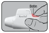 Una mano impugna un inalatore bianco con la scritta Novolizer mentre un dito preme il pulsante rosso indicato dalla scritta Botón