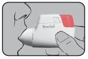 Profilo di un volto che utilizza un dispositivo medico bianco e rosso tenuto con una mano per l'inalazione del farmaco