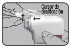 Due mani impugnano un dispositivo medico bianco con una freccia nera che indica il cursore di dosaggio e una freccia verso l'alto sul beccuccio
