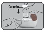 Una mano inserisce verticalmente una cartuccia in un dispositivo medico bianco mentre un'altra mano lo tiene fermo dal basso
